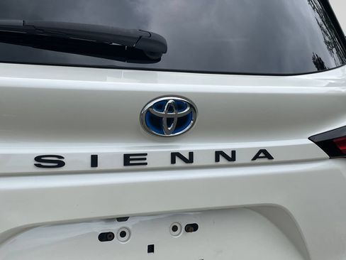 Used 2021 Toyota Sienna XLE w/ XLE Plus Package FWD image 18