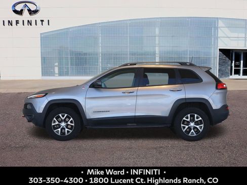 Used 2018 Jeep Cherokee Trailhawk AWD/4WD image 2