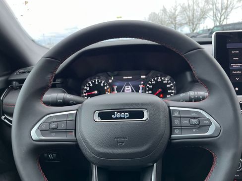 Used 2025 Jeep Compass Trailhawk image 28