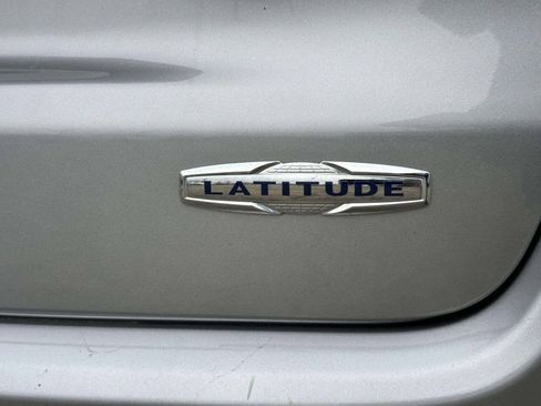 Used 2019 Jeep Compass Latitude w/ Cold Weather Group FWD image 15