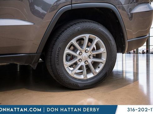 Used 2021 Jeep Grand Cherokee Laredo AWD/4WD image 35