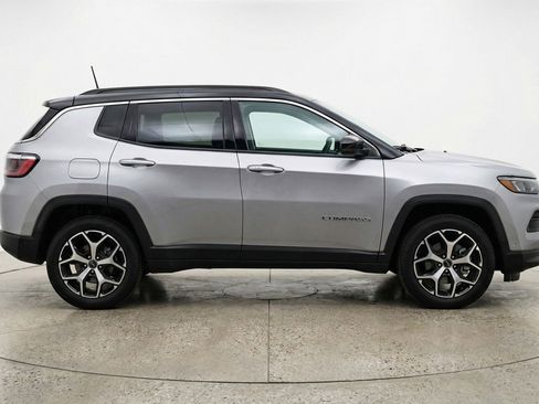 Used 2025 Jeep Compass Limited image 11