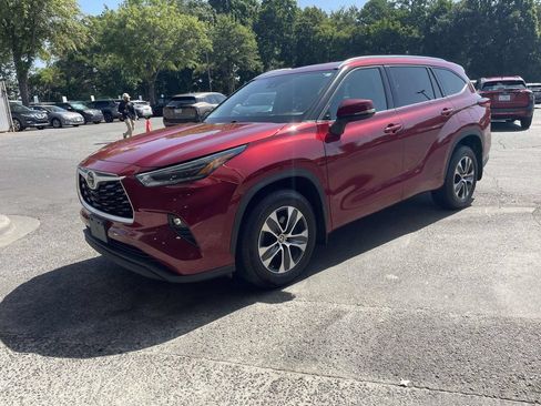 Used 2021 Toyota Highlander XLE AWD/4WD image 3