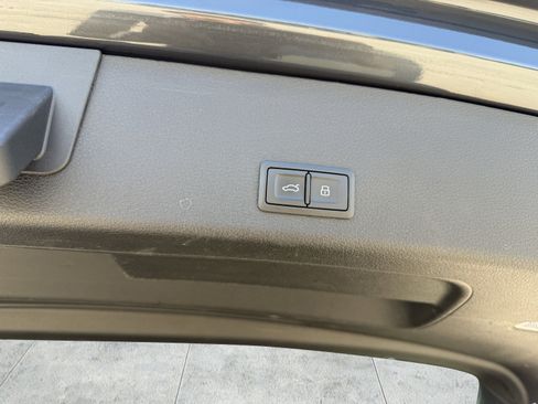 Used 2019 Audi e-tron Prestige w/ Prestige Package image 16