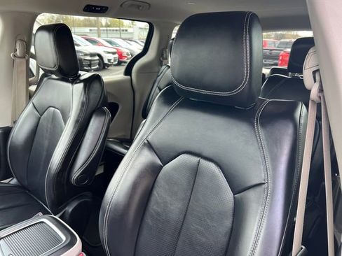 Used 2023 Chrysler Pacifica Touring-L FWD image 13