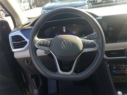 Certified 2025 Volkswagen Taos SE w/ Panoramic Sunroof Package image 26