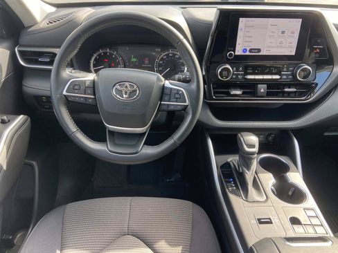 Used 2023 Toyota Highlander LE FWD image 14