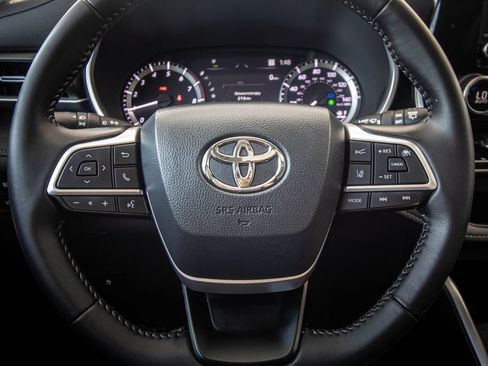 Used 2024 Toyota Highlander XLE FWD image 36