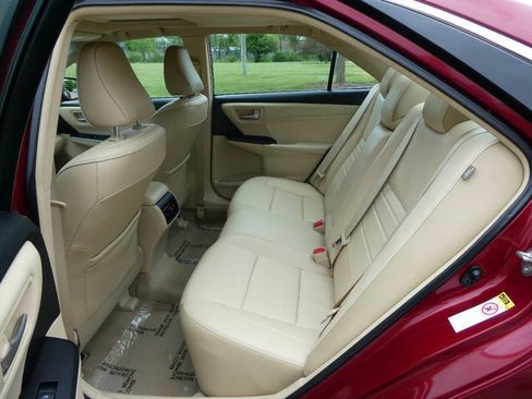 Used 2017 Toyota Camry XLE w/ Moonroof Package FWD image 25