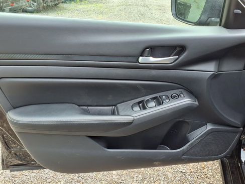 Used 2025 Nissan Altima 2.5 SV FWD image 15