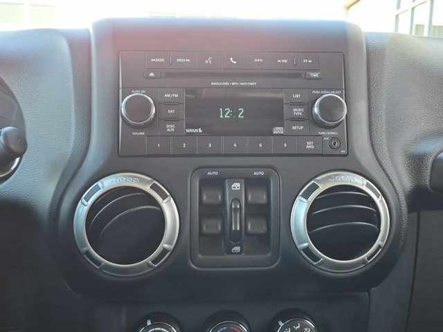 Used 2018 Jeep Wrangler Unlimited Rubicon w/ Connectivity Group AWD/4WD image 13