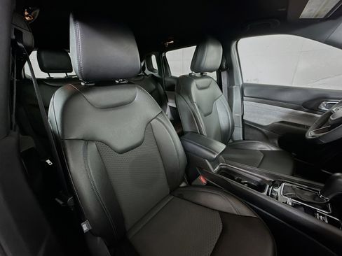 Used 2024 Jeep Compass Latitude image 25