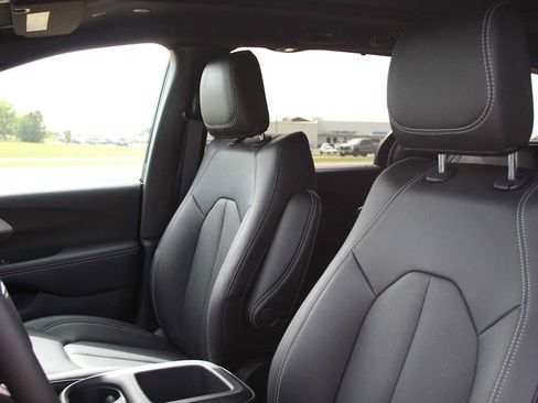 New 2025 Chrysler Pacifica Select AWD/4WD image 24