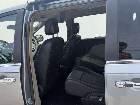 Used 2016 Chrysler Town & Country Touring w/ Driver Convenience Group FWD image 13