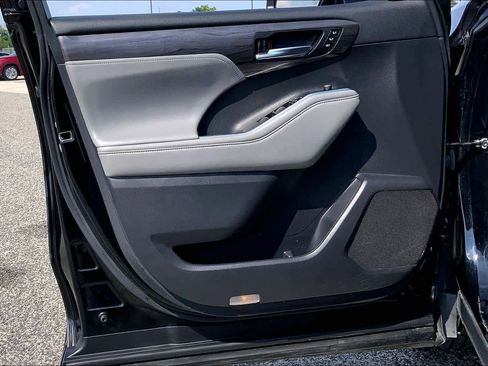 Used 2021 Toyota Highlander Platinum FWD image 21