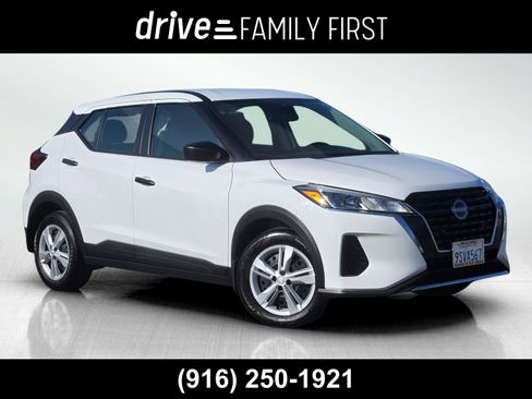 Certified 2025 Nissan Kicks Play S image 1