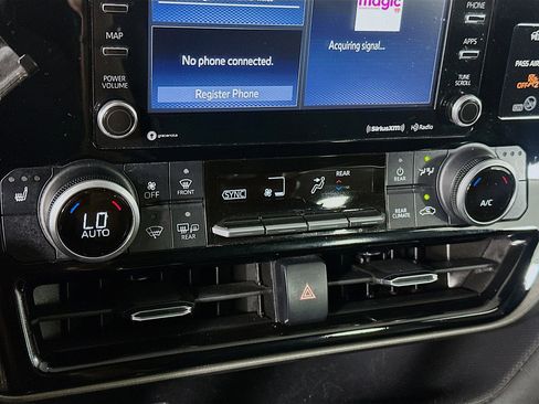 Used 2021 Toyota Highlander XLE FWD image 23