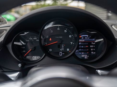 Used 2025 Porsche 718 Cayman RWD image 10