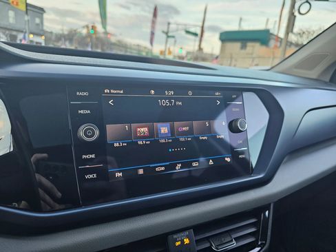 Used 2022 Volkswagen Taos SE w/ Panoramic Sunroof Package image 25