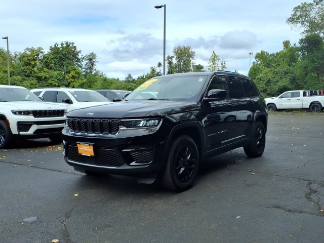 Certified 2023 Jeep Grand Cherokee Laredo X AWD/4WD image 3