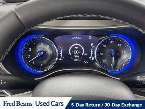 Used 2023 Chrysler Pacifica Touring-L FWD image 13