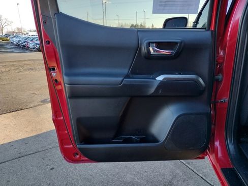 Used 2016 Toyota Tacoma SR image 11