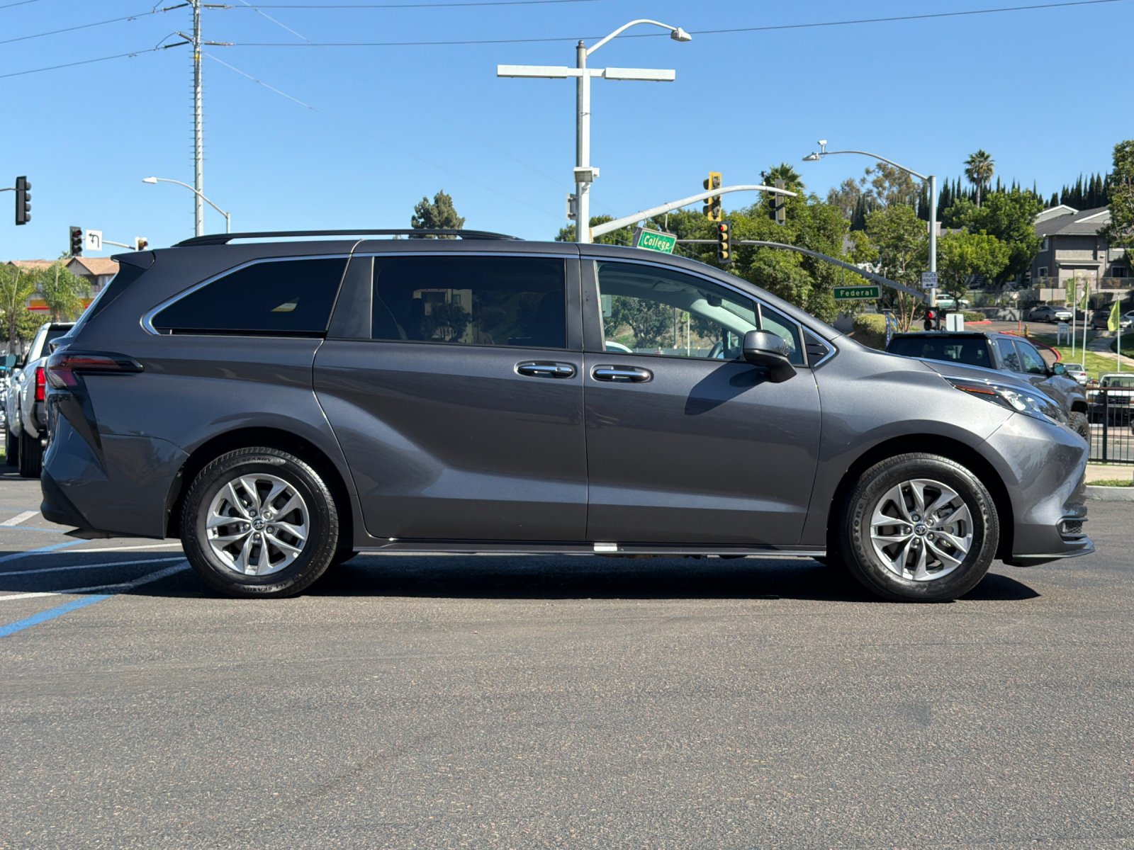 Used 2025 Toyota Sienna XLE FWD image 6