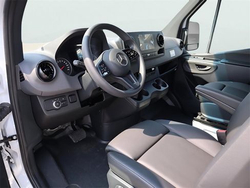 Used 2024 Mercedes-Benz Sprinter 3500 image 22