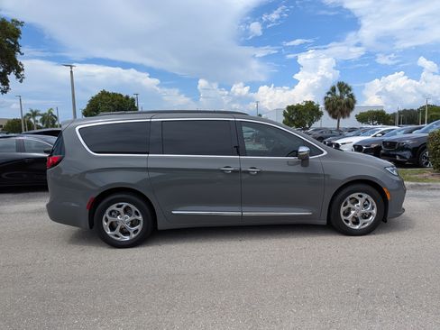 Used 2022 Chrysler Pacifica Limited FWD image 3
