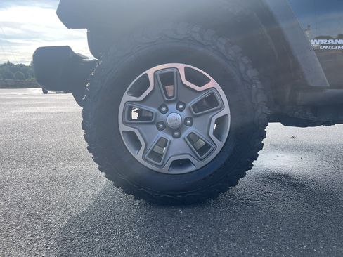 Used 2017 Jeep Wrangler Unlimited Rubicon w/ Connectivity Group AWD/4WD image 16