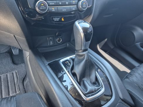 Used 2017 Nissan Rogue SV w/ SV Premium Package FWD image 11