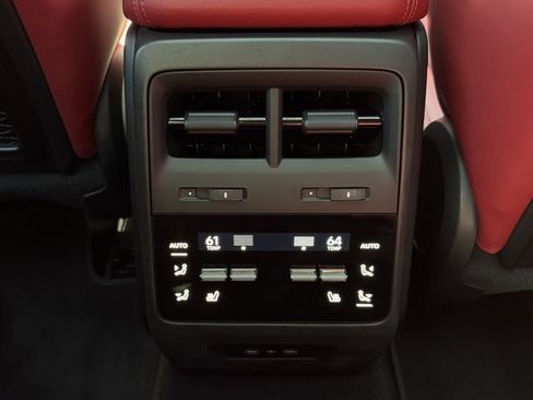 Certified 2025 Porsche Macan Electric image 32