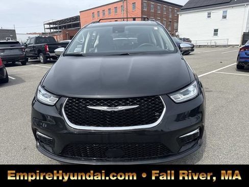 Used 2023 Chrysler Pacifica Limited FWD image 12