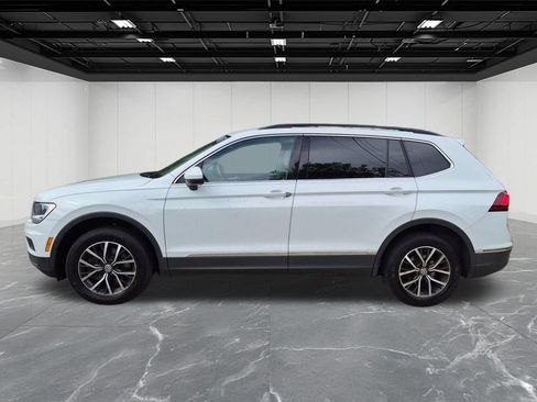 Used 2020 Volkswagen Tiguan SE w/ Panoramic Sunroof Package FWD image 2