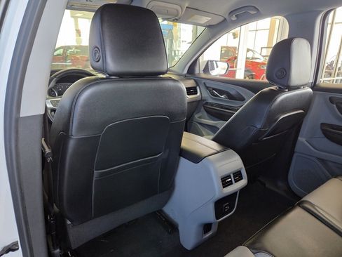 Used 2023 GMC Terrain SLT image 18