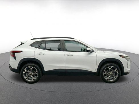 Used 2025 Chevrolet Trax LT w/ LT Convenience Package FWD image 8
