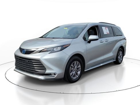 Used 2024 Toyota Sienna XLE FWD image 2