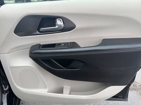 Used 2024 Chrysler Pacifica Touring-L FWD image 36