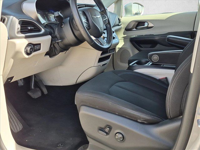 Used 2021 Chrysler Pacifica Touring w/ Cold Weather Group FWD image 22