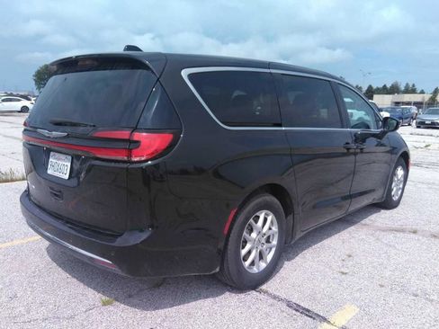 Used 2023 Chrysler Pacifica Touring-L FWD image 6
