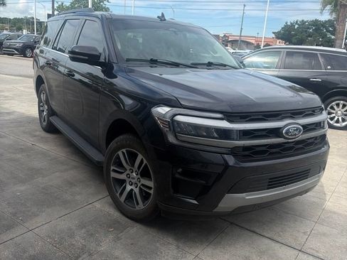 Used 2024 Ford Expedition XLT RWD image 3