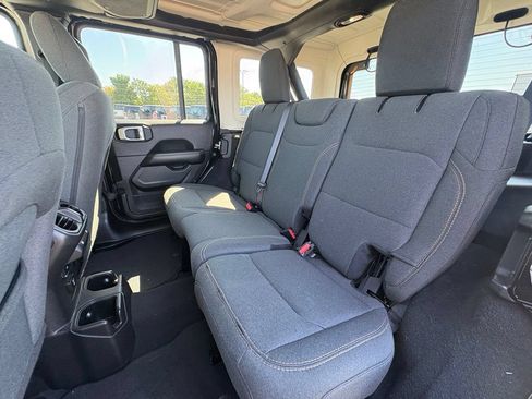 Used 2025 Jeep Wrangler Unlimited Sahara AWD/4WD image 26