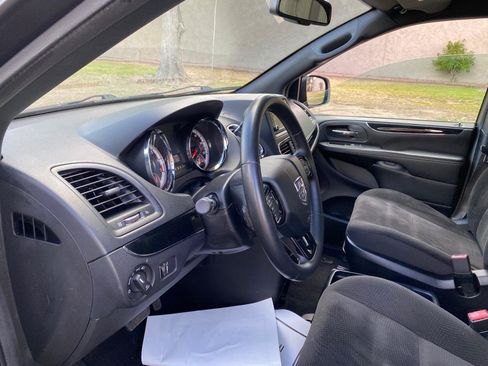 Used 2018 Dodge Grand Caravan SE FWD image 29