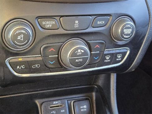 Used 2017 Jeep Cherokee Latitude w/ Comfort/Convenience Group image 24