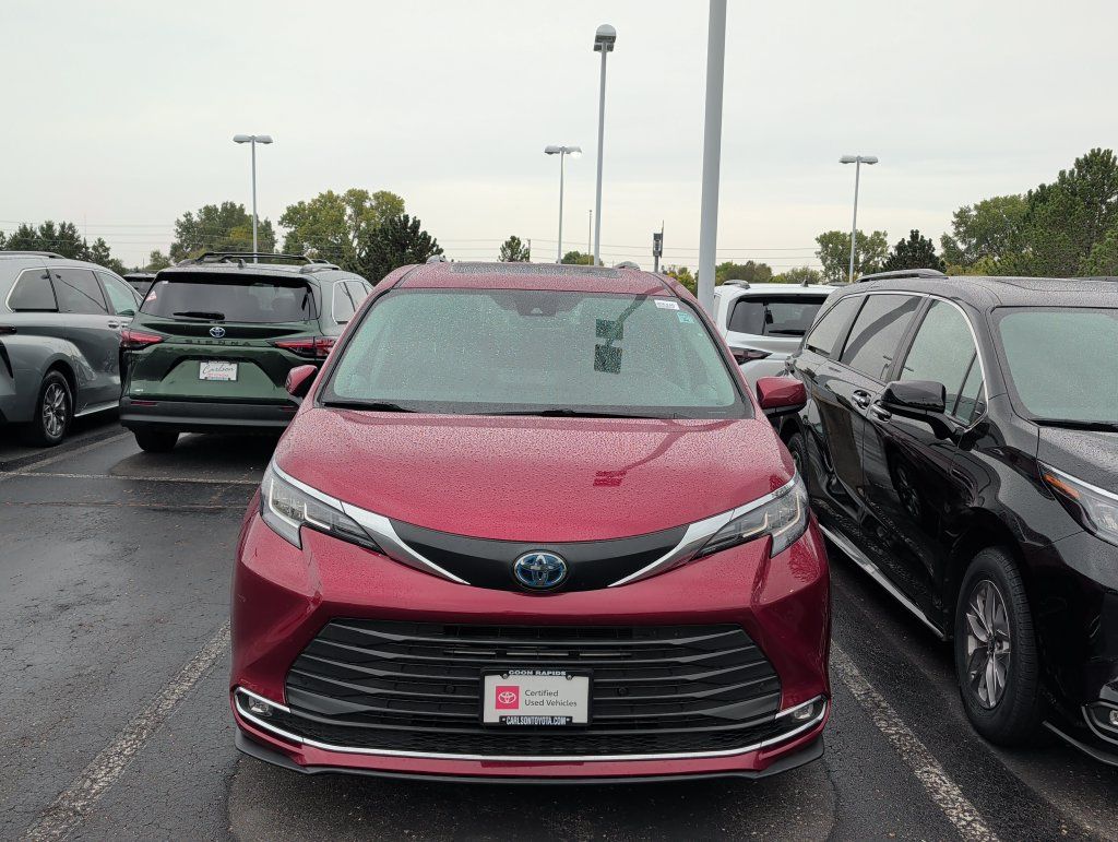 Certified 2022 Toyota Sienna XLE AWD/4WD image 9