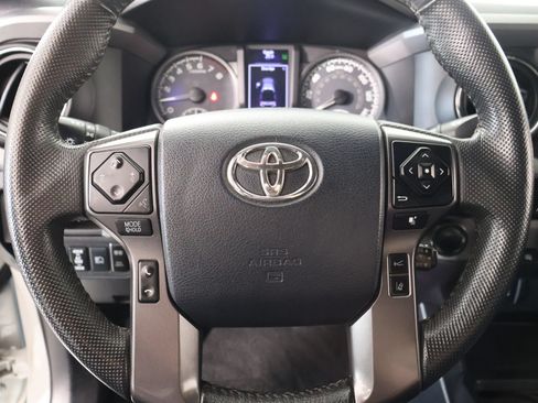 Used 2018 Toyota Tacoma TRD Off-Road AWD/4WD image 3
