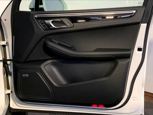 Used 2021 Porsche Macan image 26