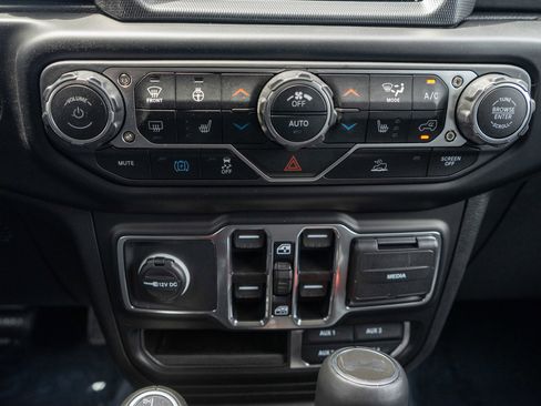 Used 2023 Jeep Wrangler Unlimited Sahara w/ Cold Weather Group AWD/4WD image 20