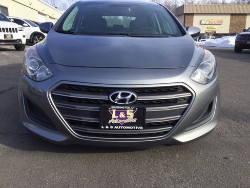 Used 2017 Hyundai Elantra GT image 2