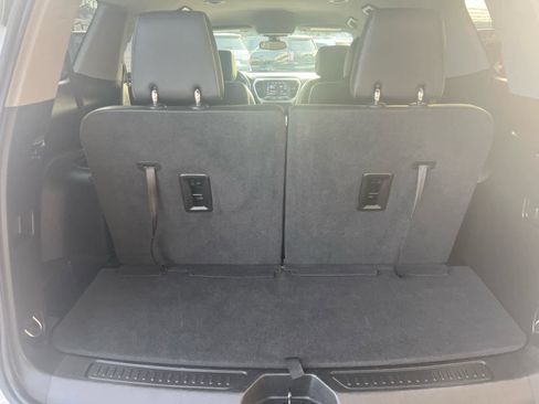 Used 2023 GMC Acadia SLT image 10